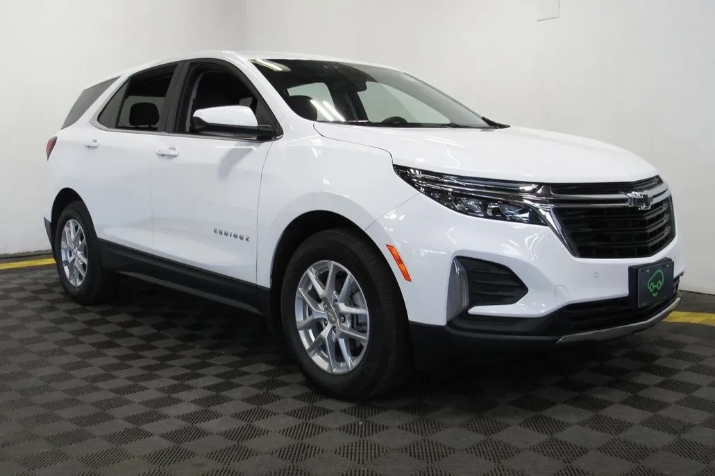 2024 Chevrolet Equinox LT photo 1