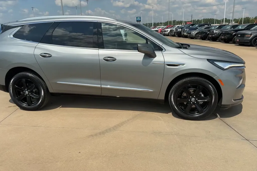 2024 Buick Enclave Essence photo 1