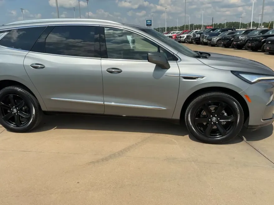 2024 Buick Enclave Essence photo 1