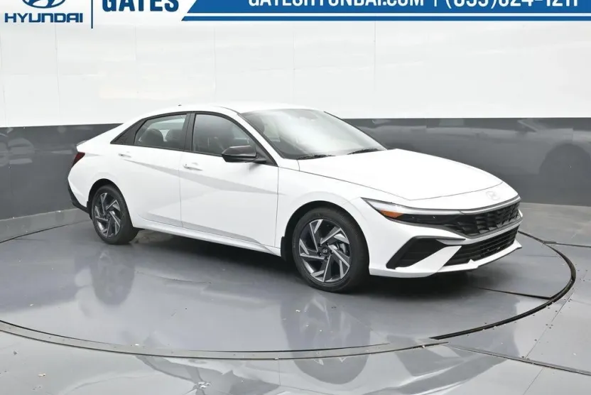 2025 Hyundai Elantra SEL Sport photo 1
