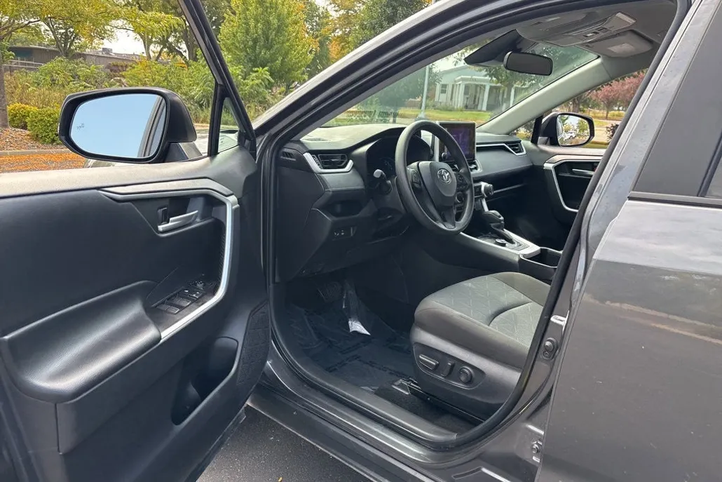 2025 Toyota RAV4 Hybrid XLE photo 1