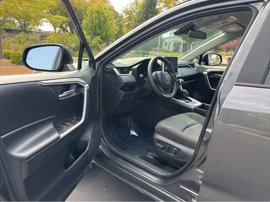 2025 Toyota RAV4 Hybrid XLE photo 1