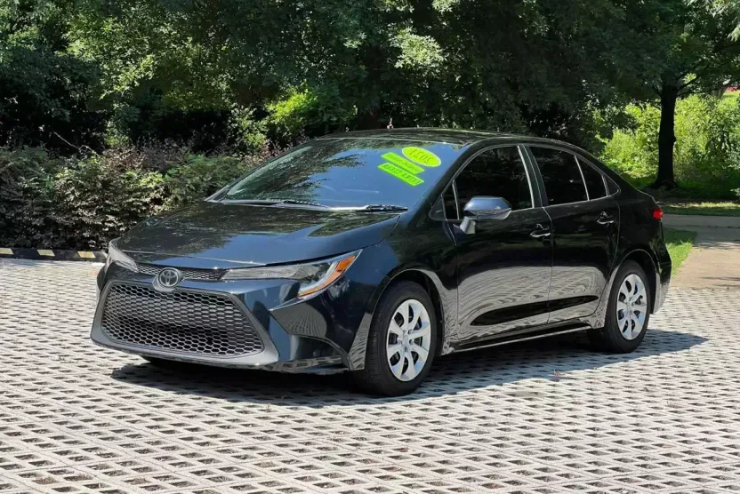 2021 Toyota Corolla LE photo 1