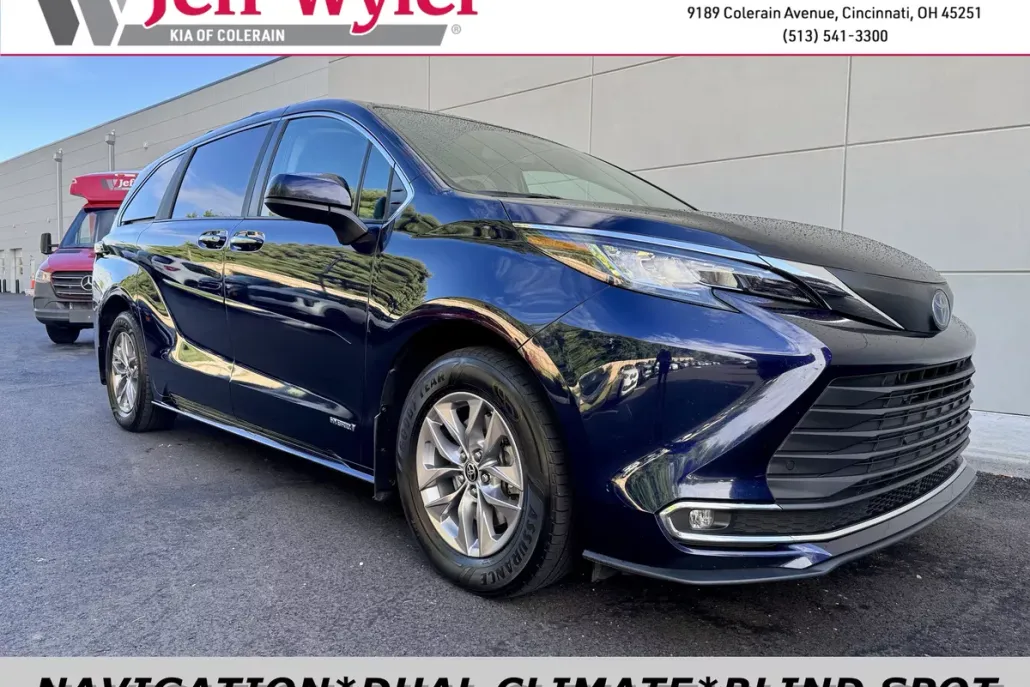 2021 Toyota Sienna XLE photo 1