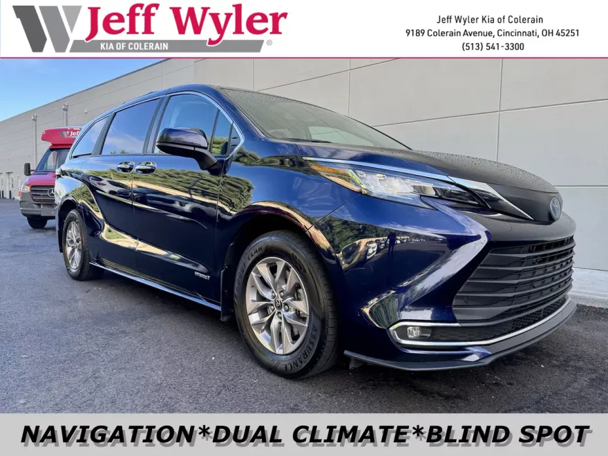 2021 Toyota Sienna XLE photo 1