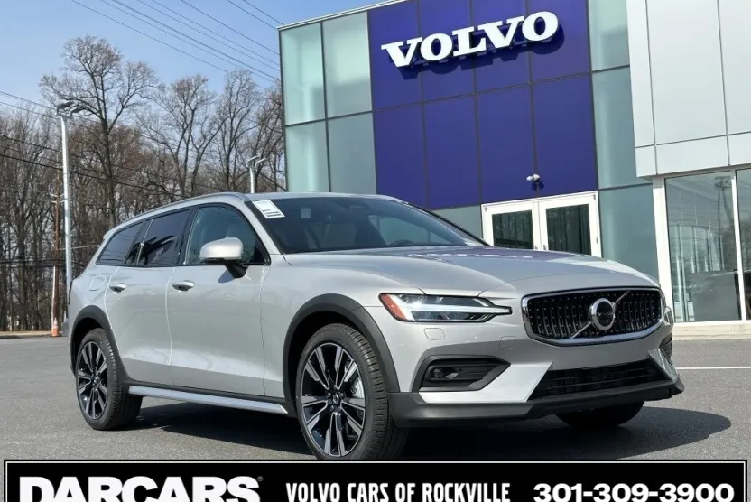 2025 Volvo V60 Cross Country B5 photo 1