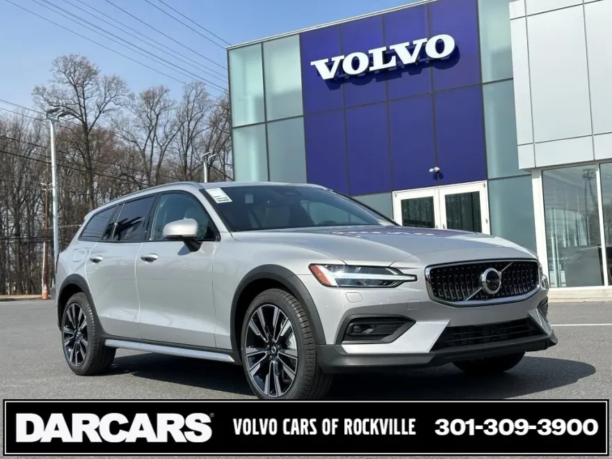 2025 Volvo V60 Cross Country B5 photo 1