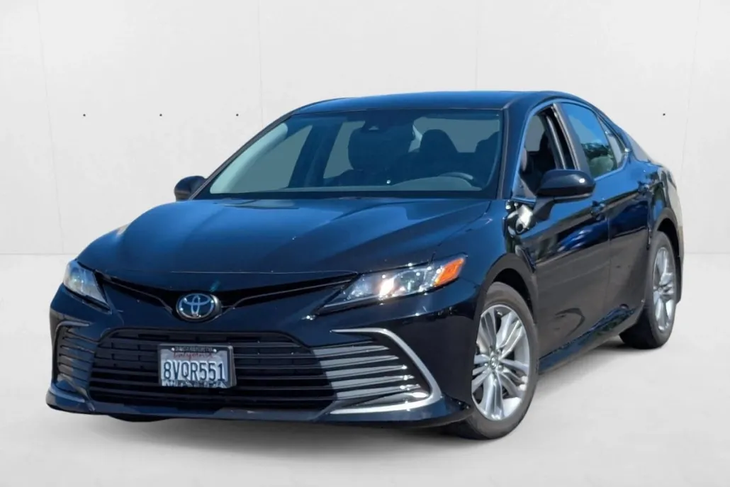 2021 Toyota Camry LE photo 1