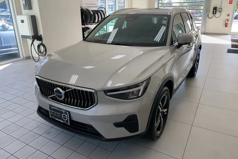2025 Volvo XC40 Core photo 1