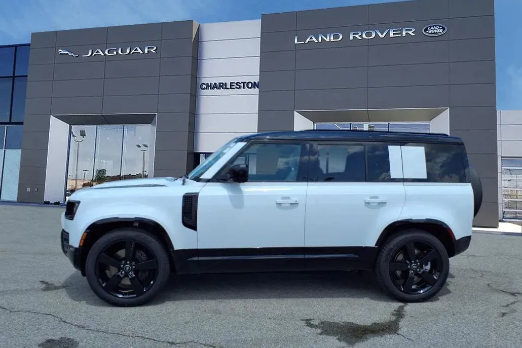2025 Land Rover Defender X-Dynamic SE photo 1