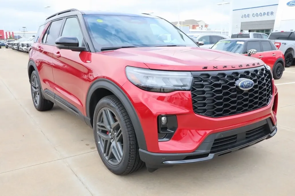 2025 Ford Explorer ST-Line photo 1