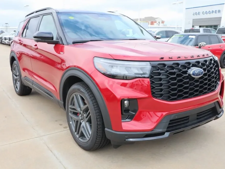2025 Ford Explorer ST-Line photo 1
