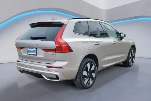 2025 Volvo XC60 Hybrid T8 Plus photo 3