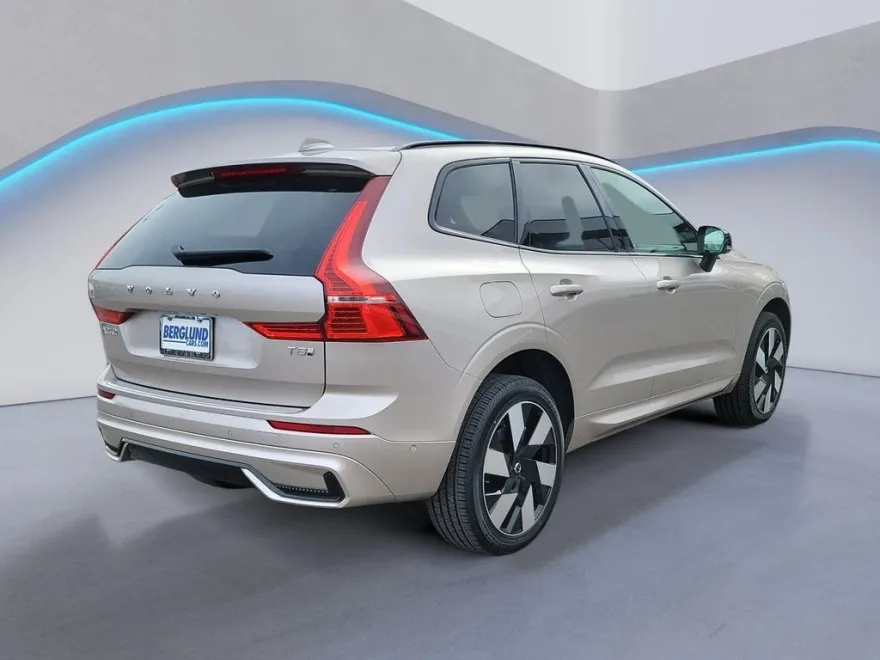 2025 Volvo XC60 Hybrid T8 Plus photo 3