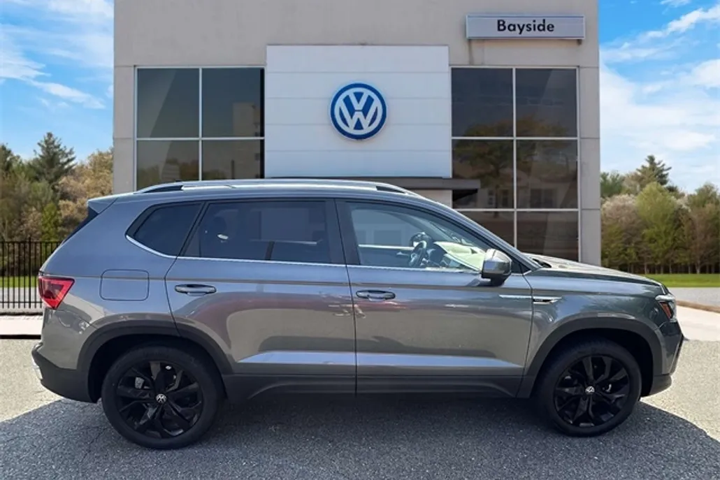 2022 Volkswagen Taos SE photo 1