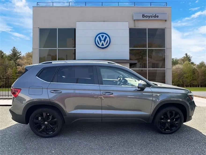 2022 Volkswagen Taos SE photo 1