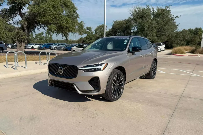 2026 Volvo XC60 B5 photo 1