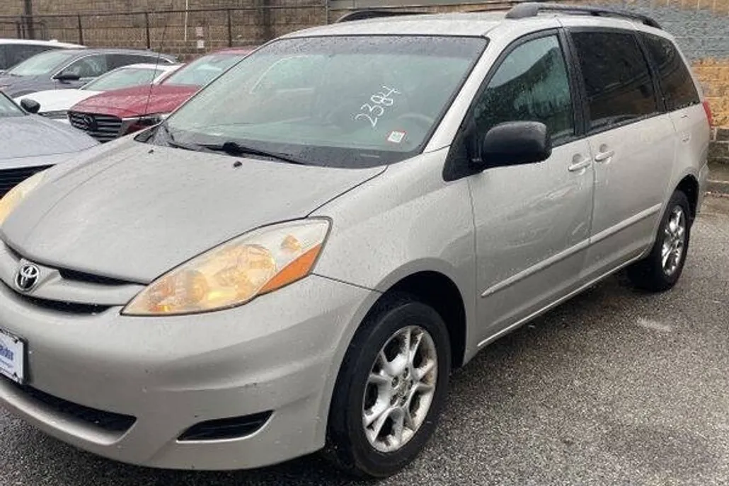 2006 Toyota Sienna LE photo 1