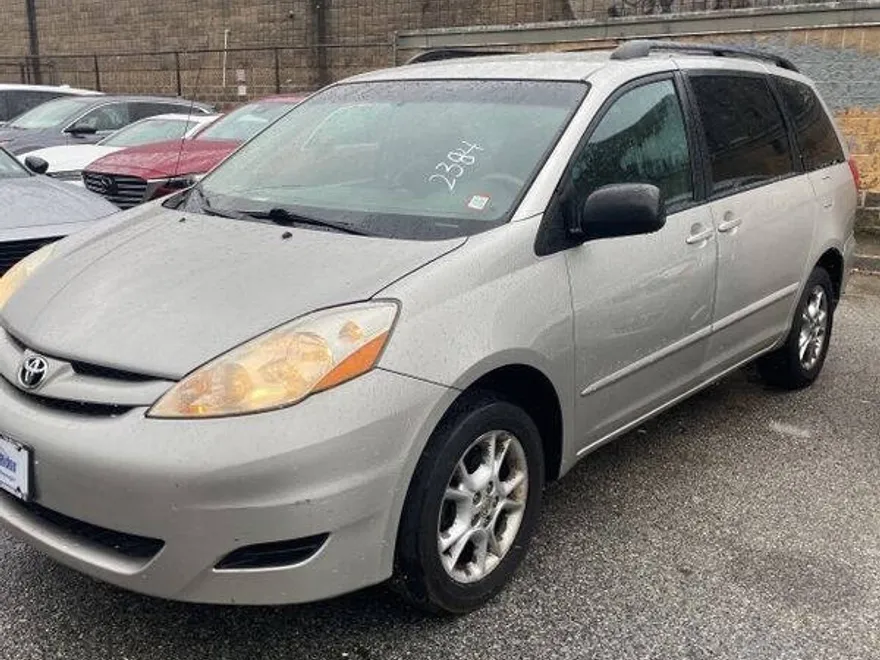 2006 Toyota Sienna LE photo 1