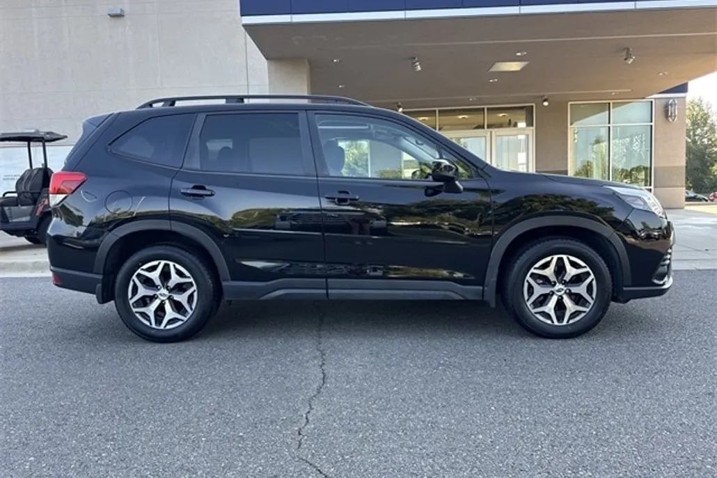 2024 Subaru Forester Premium photo 1