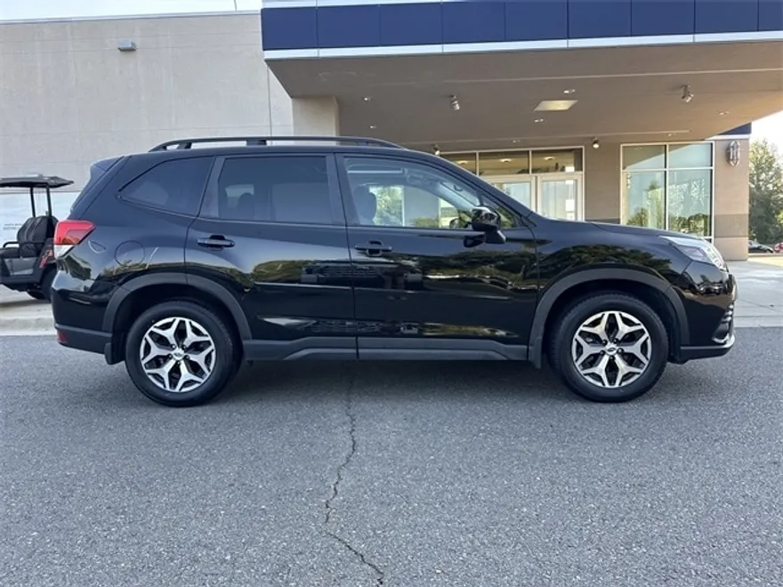 2024 Subaru Forester Premium photo 1