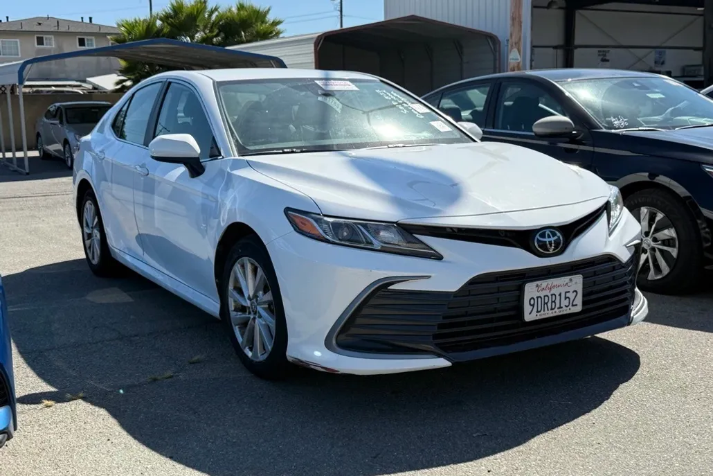 2023 Toyota Camry LE photo 1