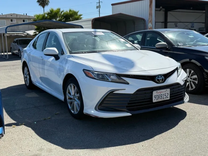 2023 Toyota Camry LE photo 1