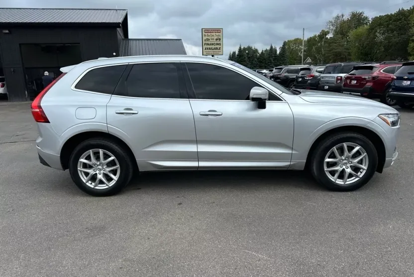 2021 Volvo XC60 T5 Momentum photo 1