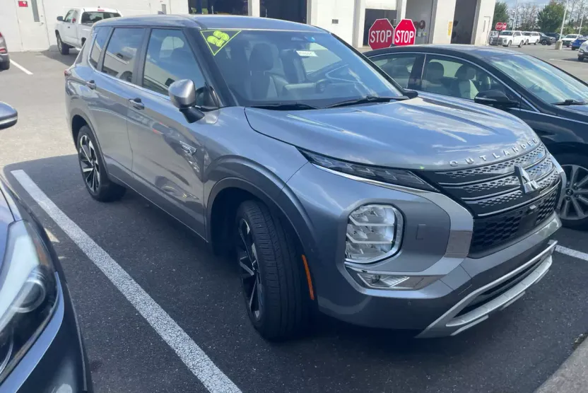 2023 Mitsubishi Outlander PHEV SE photo 1