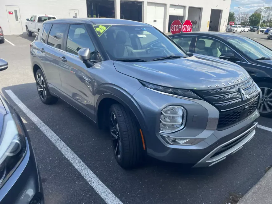 2023 Mitsubishi Outlander PHEV SE photo 1