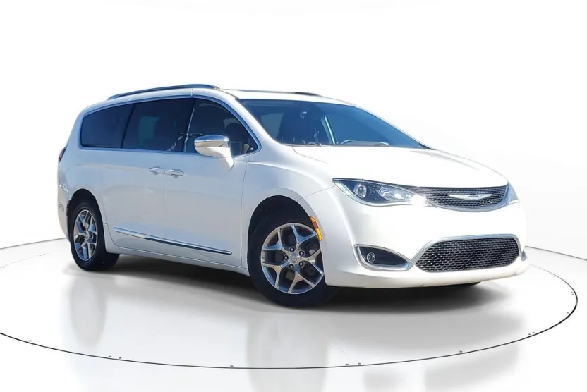 2019 Chrysler Pacifica Limited photo 1