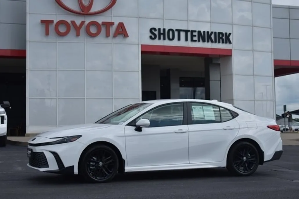 2025 Toyota Camry SE photo 1