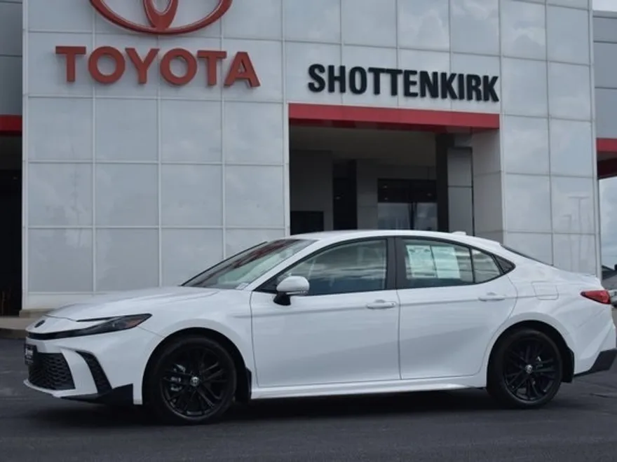 2025 Toyota Camry SE photo 1