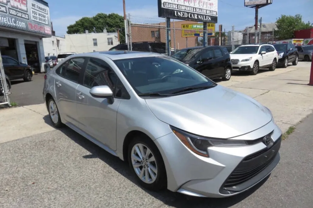 2023 Toyota Corolla LE photo 1