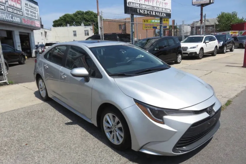 2023 Toyota Corolla LE photo 1