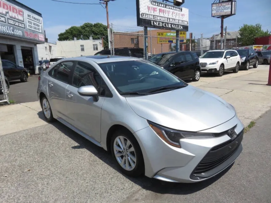 2023 Toyota Corolla LE photo 1