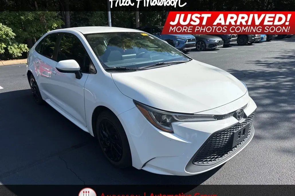 2021 Toyota Corolla LE photo 1