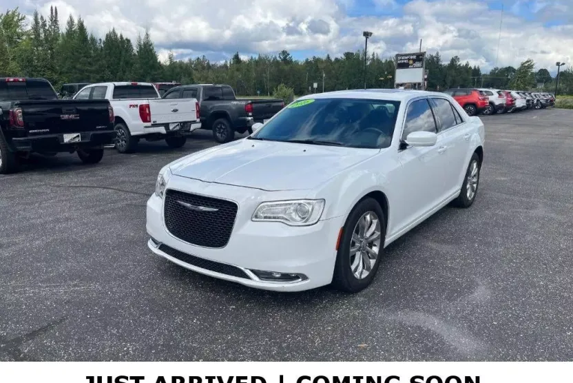 2016 Chrysler 300 photo 1