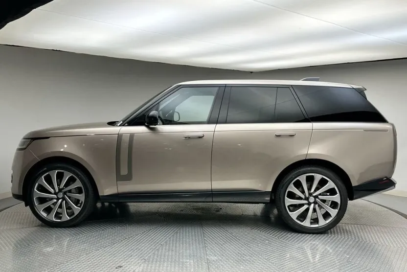 2025 Land Rover Range Rover SE photo 1