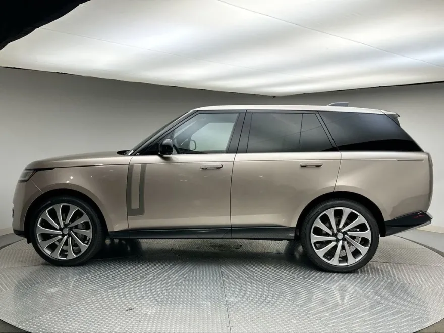 2025 Land Rover Range Rover SE photo 1
