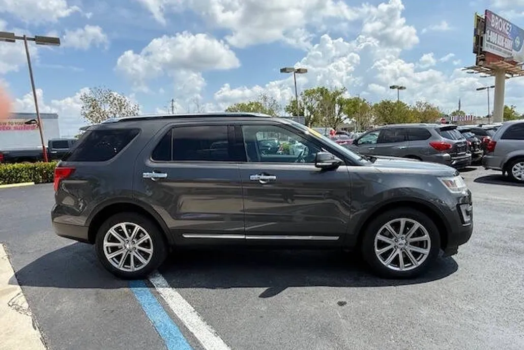 2017 Ford Explorer Limited photo 1