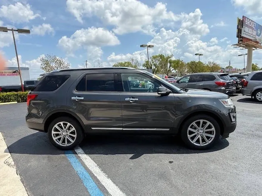 2017 Ford Explorer Limited photo 1