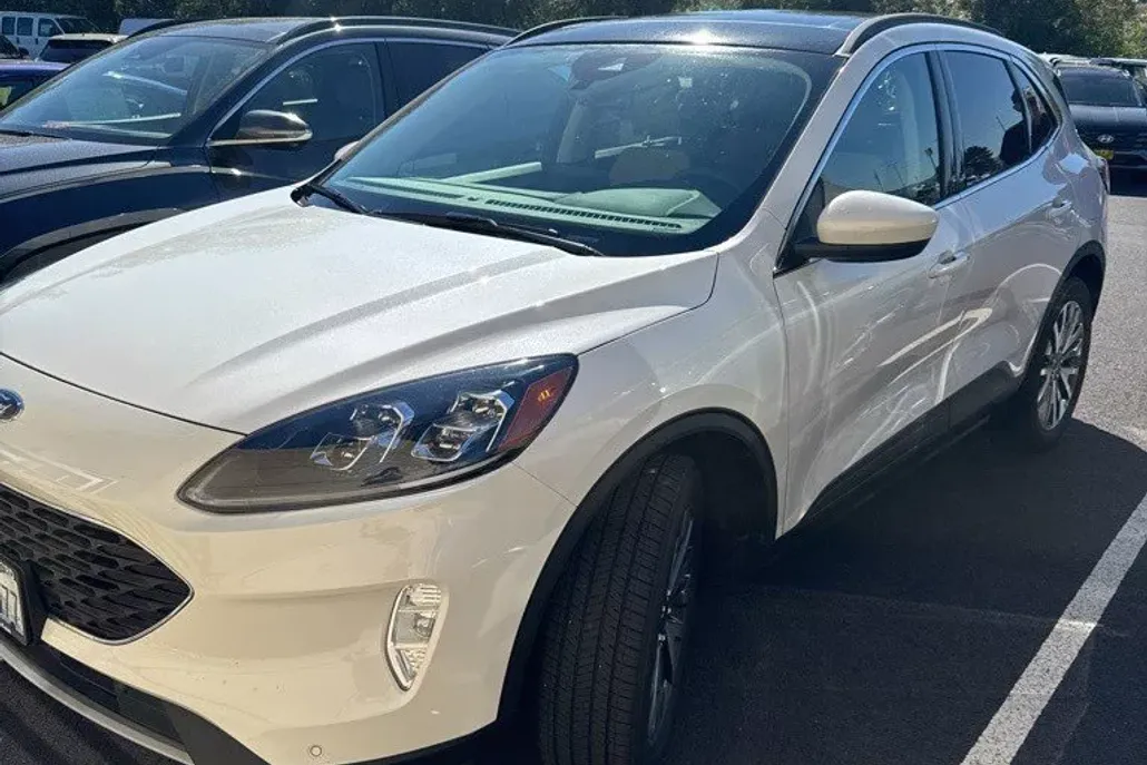 2022 Ford Escape Titanium Hybrid photo 1