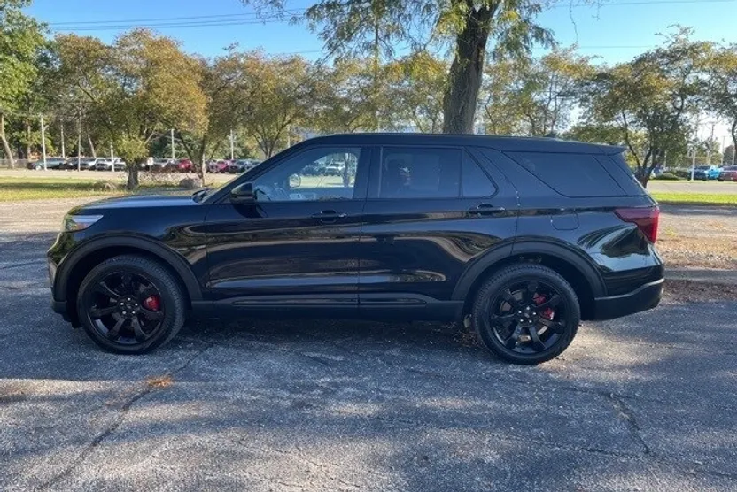 2022 Ford Explorer ST photo 1
