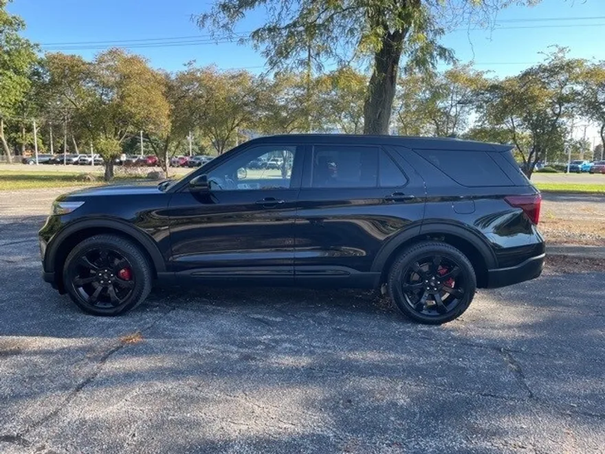 2022 Ford Explorer ST photo 1