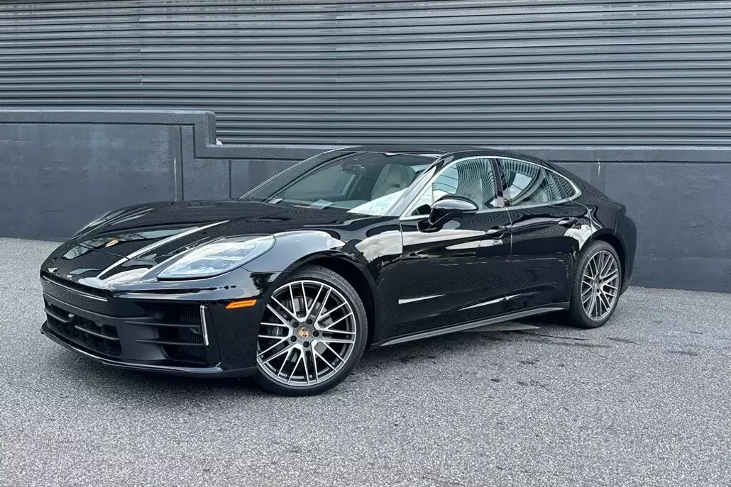 2025 Porsche Panamera 4 photo 1