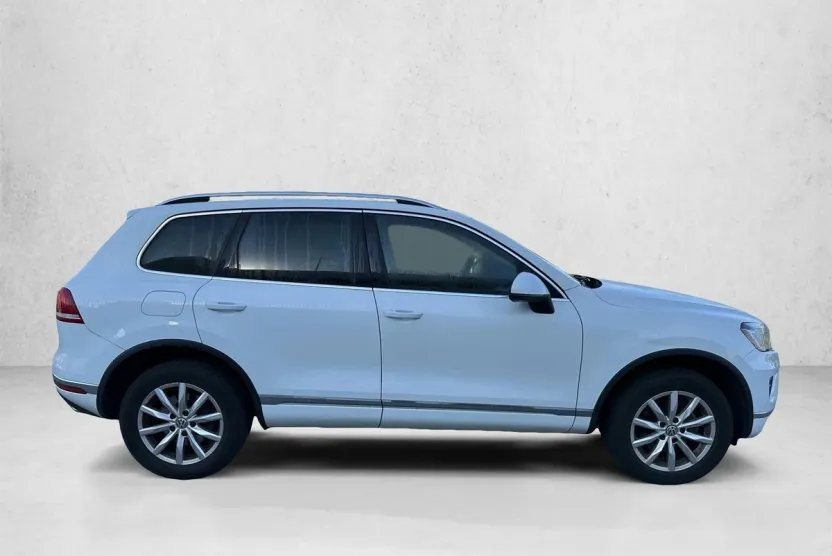 2015 Volkswagen Touareg V6 Sport photo 1