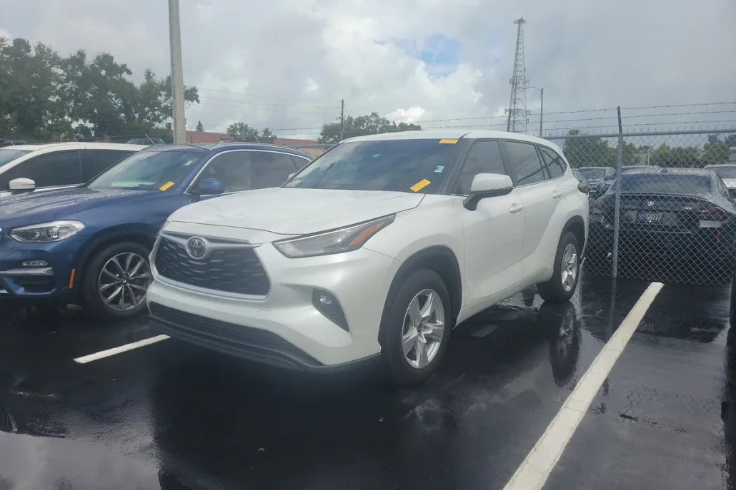 2024 Toyota Highlander LE photo 1