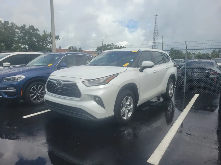 2024 Toyota Highlander LE photo 1