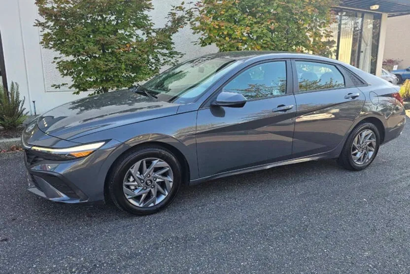 2024 Hyundai Elantra SEL photo 1